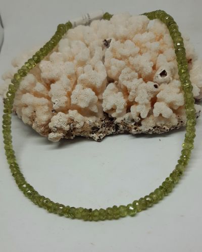 Сребърно колие с перидоти