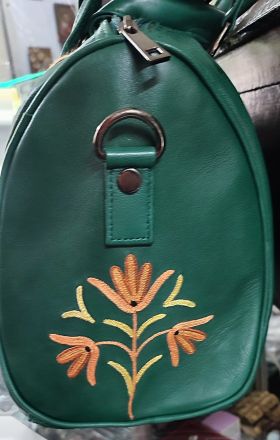 Естествена кожа  бродирана чанта